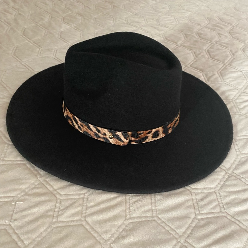 Fashion Nova black with leopard band.